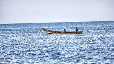 غرق قارب صيد في الخوخة وفقدان أحد الصيادين